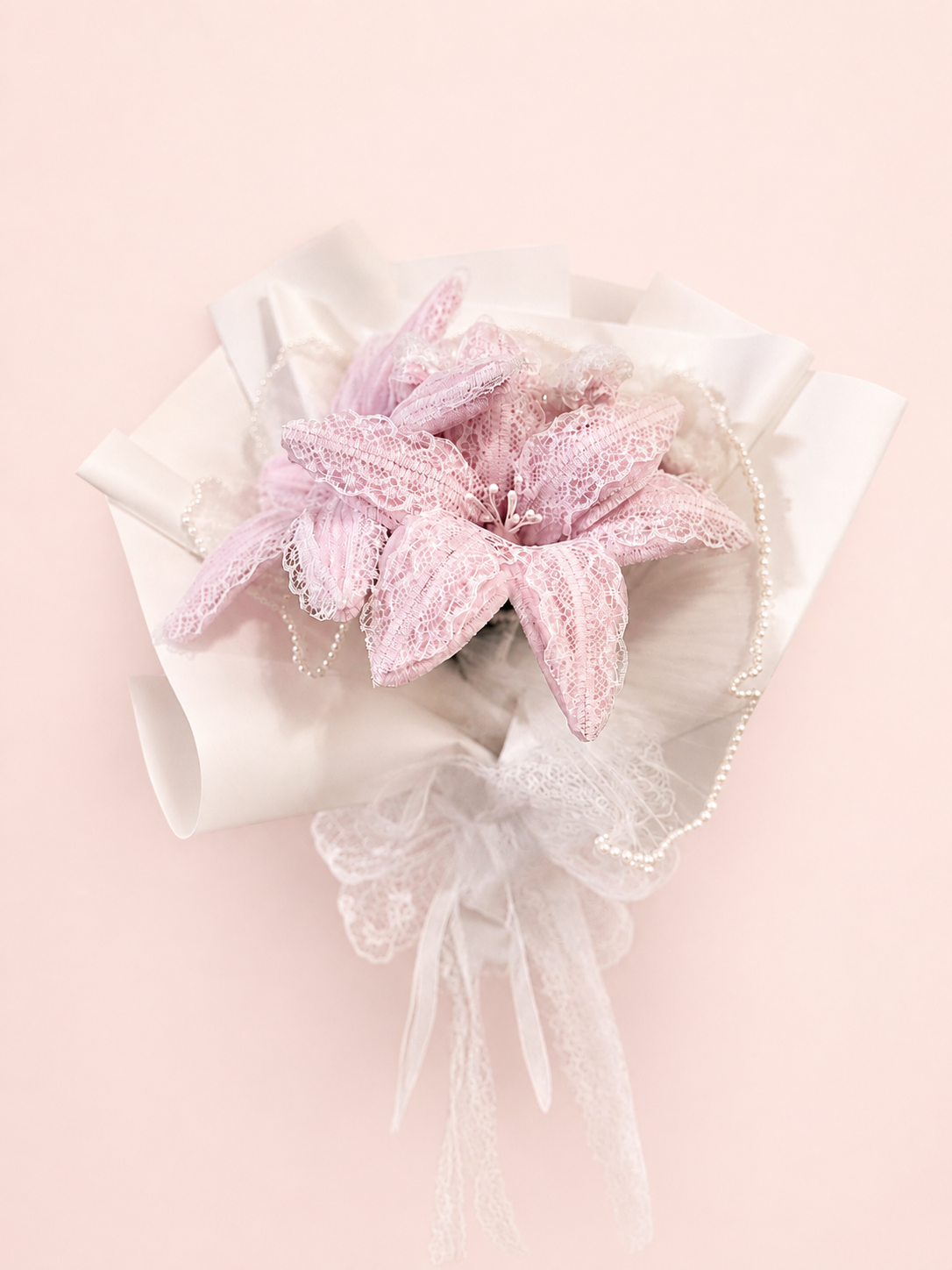 Soft Blush Lily Bouquet mit Spitze
